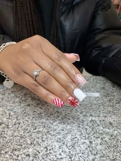 Easy Nail Inspo Christmas, Christmas Nails Black Girls Short, Christmas Nails Black Women Short, Christmas Nails No French Tip, Christmas Nails Inspo 2024 Short, Shorties Nails Square Christmas, Short Chrismast Nail, Christmas Short French Tip Nails, Short Acrylic Nails For Christmas