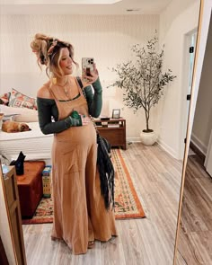 Ok double posting on you today because I’ve been threatened to share to share the short hair fun buns NOW - not really - but strongly… | Instagram Bohemian Maternity Outfits, Hair Stylist Fashion, Country Pregnancy Outfits, Western Maternity Outfits, Boho Maternity Outfits, Bump Fits, Classically Cassidy, Hairstylist Outfits, Prego Style