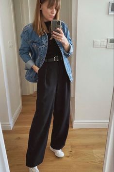 Tailored Pants Street Style, Pant Trousers Women Outfit With Sneakers, Casual Wide Leg Black Pants Outfit, Black Trouser Outfit Casual, Black Pants And Denim Jacket, All Black Wide Leg Pants Outfit, Black Dress Pants Casual Outfit, Wide Leg Slacks Outfit Business Casual, Pta Outfit Ideas