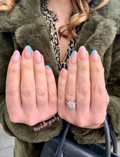 Gender Reveal Manicure Ideas, Gender Nails Ideas Reveal, Gender Reveal Dip Nails, Gender Reveal Gel Nails, Gender Reveal Nails Ideas Simple Short, Neutral Gender Reveal Nails, Pregnancy Nail Ideas, Baby Reveal Nails Ideas, Gender Neutral Nail Ideas