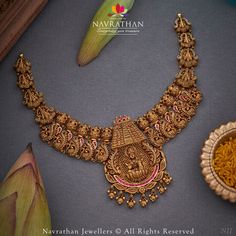 Heavy Jewellery, Fashion Jewelry Necklaces Gold, Unique Gold Jewelry Designs, Gold Jewels Design, Neck Pieces Jewelry, Antique Necklaces Design, Antique Necklaces, Antique Gold Jewelry Indian