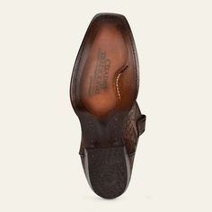 Descubre la elegancia y exclusividad de la Bota Vaquera Valentino Cafe. Hechas con cuero de lomo de caimán moreletii y bovino, estas botas ofrecen una textura lujosa y duradera. El intrincado grabado láser y el logo de Cuadra agregan un toque sofisticado. La suela de cuero con injerto de TPU brinda mayor soporte y durabilidad. Piel de lomo de caiman moreletii Suela de vaqueta con inyeccion TPU Pintada a mano Tubo con diseño en laser Cosido welt Elegant Leather Boots For Western-themed Events, Western Boots With Leather Sole For Formal Occasions, Luxury Boots With Leather Lining And Snip Toe, Luxury Snip Toe Boots With Leather Lining, Western Leather Wingtip Boots, Classic Formal Boots With Textured Leather, Classic Textured Leather Boots For Formal Occasions, Classic Textured Leather Formal Boots, Western Brown Boots For Business