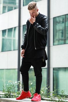 Black with a pop of red. Street style. | More outfits like this on the Stylekick app! Download at http://app.stylekick.com Red Shoes Outfit, Urban Street Fashion, Man In Black, High Street Fashion, Black Sweatpants, Black Polo, Men Street, All Black Outfit, Urban Wear