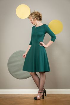 A real favorite dress! Carrie is an elegant dress with fine, vertical tucks in the front and a swinging circle skirt. Made of elegant Romaniter jersey in dark green. The waist is emphasized with a narrow cuff. The dress is available in many colors, please look at the Romanitjersey color chart. Length approx. 100 cm. The dress is available in sizes 36-42. We also make the dress according to your measurements. Please include your chest, waist and hip circumference as well as your height. used mate Classic Evening Dress With Flared Skirt, Green A-line Midi Dress, Green A-line Dress With Fitted Bodice, Chic Fitted Dark Green Dress, Green Pleated Waist Midi Dress For Formal Occasions, Green Evening Dress With Pleated Waist, Green Midi Dress With Pleated Bodice, Green Midi Dress With Pleated Waist For Formal Occasions, Stretch Flared Evening Dresses