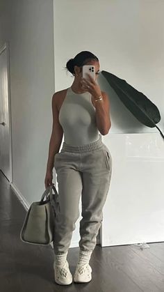 Cabin Trip Outfit Summer, Cabin Trip Outfit Black Women, Basic Baddie Outfits, Girl Airport, Minimalist Fits, Runners Outfit, Jogger Outfit, Looks Hip Hop, Cabin Vibes