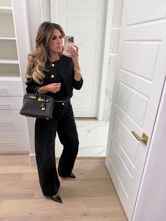 Check out this classy all-black look for some outfit inspiration! I paired casual barrel pants with a stylish cropped cardigan, elegant heels, and an aesthetic bag for an effortless vibe. Perfect for fall and winter, this ensemble is ideal for work, dinner, a date night, or going out. Follow me for more cute outfit ideas for women! Chic All Black Outfit | Barrel Pants Outfits | Dinner Outfit Ideas | Date Night Outfit | Emily Ann Gemma Chic All Black Outfit, Cute Outfit Ideas For Women, Outfit Ideas Date Night, Dinner Outfit Ideas, Outfit Ideas Date, Barrel Pants, The Sweetest Thing Blog