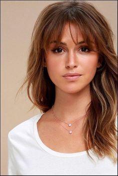 La frange effilée est littéralement sur tous les fronts Sweeping Layers, Stylish Bangs, Voluminous Layers, Medium Length Hair With Bangs, Wispy Bangs, Long Hair With Bangs, Soft Waves, Hair With Bangs, Easy Hairstyles For Long Hair