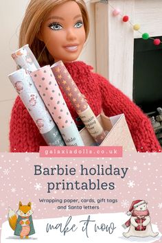 Barbie holding wrapping paper Barbie House Christmas Decorations, Barbie Christmas Party, Diy Barbie Ornaments, Diy Barbie Christmas Decorations, Barbie Doll Printables, Barbie Paper Dolls Printable Free, Free Miniature Printables 1:12, Diy Barbie Accessories