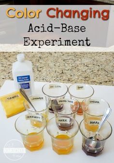 the color changing acid - base experiment is shown in glasses with spoons and measuring cups