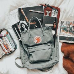 Mochila Kpop, Kanken Bag, What's In My Backpack, Fjällräven Kånken, Backpack Essentials, Weird Gifts, What In My Bag, Bags Aesthetic, Cute Backpacks