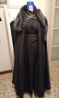 Got Outfits Sansa, Sansa Stark Clothes, Winterfell Clothes, House Stark Outfits, Fitted Cosplay Cape, Winterfell Outfit, Fitted Cape For Cosplay, Fitted Winter Cape For Costume Party, Fitted Winter Cape For Cosplay