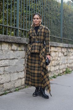 The Best SS25 Street Style At Paris Fashion Week November Outfits, Vintage Style Jacket, Rain Outfit, Plaid Skirt Outfit, Selma Blair, Dark Academia Fashion, Academia Fashion, Alligator Skin