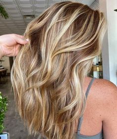 Brown Hair Color Ideas For Summer, Redken Honey Blonde, Warm Honey Blonde Hair Balayage, Warm Blonde Highlights On Brown Hair, Blonde Balayage Warm, Honey Blonde Hair Color Ideas, Messy Blonde Bob, Warm Honey Blonde, Caramel Blonde Hair