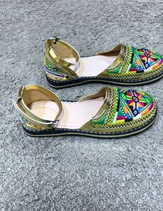 Fancy Sandals, Moccasins Style, Stunning Shoes, Leather Moccasins, Comfortable Flats, Look Stylish, Flat Design, Shoe Game, Shoes For Women