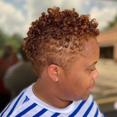 Pixie Cut Color, Short Haircuts For Thick Hair, Warm Blonde Highlights, Curly Crop, Growing Healthy Hair, Haircuts For Thick Hair, Chic Short Haircuts, Natural Hair Stylists