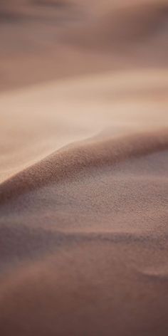 a blurry photo of sand and water