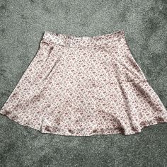 Hollister Silky Pink Skirt Casual Mini Skirt With Floral Print, Feminine Mini Skirt With Lining, Feminine Mini Skirt With Lined Detail, Feminine Mini Skirt With Lined Skirt, Feminine Lined Mini Skirt, Feminine Mini Skort With Lined Skirt, Flowy Midi Skort For Summer, Trendy Floral Print Mini Skirt, Trendy Flared Skirt With Floral Print