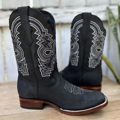 Exotica Boot - Western Boots for Men / Cowboy Boots for Men The price already INCLUDES taxes and shipping to anywhere in the United States. The price INCLUDES sales tax and shipping cost within the United States. Description of Western Boots for Men / Descripcion de la Bota Vaquera para Hombre: Style/Style: Rock Colour: Black / Black Upper/Tube: Leather / Skin Cut/Cut: Cowhide / Beef Lining/Lining: Cowhide / Beef Outsole/Sole: Cowhide / Cowhide sole Made in Leon, Mexico / M Black Western Moto Boots For Outdoor, Black Snip Toe Boots For Ranch, Black Country Style Boots With Round Toe, Country Style Black Round Toe Boots, Country Style Black Boots With Snip Toe, Country Style Black Snip Toe Boots, Black Snip Toe Country Boots, Black Round Toe Boots For Western-themed Events, Black Square Toe Boots For Western-themed Events