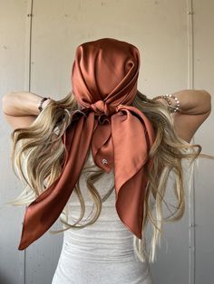 Silk Scarf Bandana Hair, 70s Bandanna Hairstyle, Silk Headscarf Beach, Cute Ways To Style A Bandana, Tie Silk Scarf On Head, How To Put On A Silk Head Scarf, How To Keep A Silk Scarf On Your Head, How To Wear A Silk Head Scarf, Ways To Tie Silk Scarf On Head