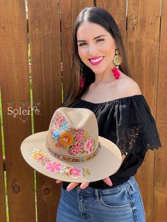 This beautiful Mexican Sombrero has beautiful hand painted flowers, perfect to add that special touch to any outfit. The hat itself is made out of jute material and is very light and breathable. More colors available here: https://www.etsy.com/es/listing/993019277/sombrero-artesanal-mexicano-sombrero?ref=listing_published_alert Multicolor Bohemian Straw Hat For Kentucky Derby, Bohemian Multicolor Straw Hat For Kentucky Derby, Artisan Brimmed Sun Hat For Spring, Artisan Flat Brim Sun Hat For Spring, Bohemian Straw Hat For Garden Party, Summer Felt Hat For Country Events, Artisan Wide Brim Fedora For Spring, Spring Festival Sun Hat Hand Painted, Bohemian Summer Felt Hat