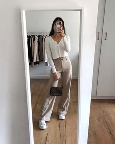 16 Amazing Beige Pants Outfit Ideas To Wear On Casual Days - The Wandering Girl Minimalist Fashion Fall, Fall Outfits Casual, Simple Spring Outfits, Fall Fashion Week, Outfit Ideas Fall, Jeans Outfit Fall, Sweater Outfits Fall, Fall Trends Outfits, Fall Attire