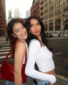 bestfriend poses, bestfriends, posing, city, nyc, newyork, red purse, white shirt, denim, latina, makeup, hair, skyline, trip, duo, kiss, 2024, trending, digitals, digital camera, canon g7x, smiling, pretty, girls, party, vibes, Nyc Pics, Digital Pics, Latina Makeup, Friendship Photoshoot, Inspo Poses, Summer Picture Poses, Friend Pictures Poses, City Of Dreams, New York Pictures