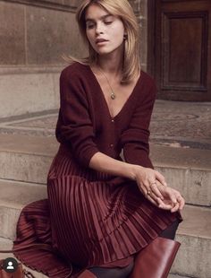 Dino Skirt, Style Parisienne, Paris Mode, Women Long Sleeve Tops, Mode Inspo, Winter Mode, 가을 패션, Mode Inspiration, Parisian Style