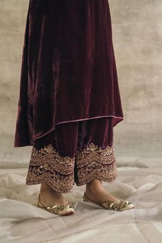 Velvet Kurta Set, Velvet Pakistani Dress, Sureena Chowdhri, Velvet Dresses Outfit, Indian Fits, Velvet Suit Design, Velvet Kurta, Velvet Dupatta, Velvet Dress Designs