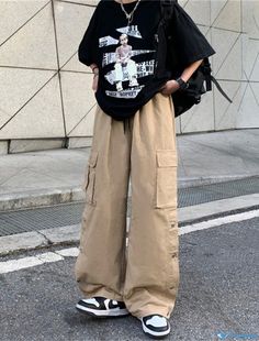 Baggy Outfit Woman, Cargo Pants Outfit Ideas, Baggy Outfit Ideas, Pants Outfit Ideas, Cotton Cargo Pants, Flattering Swimsuits, Big Shirt, Coachella Outfit