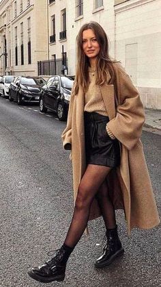 Explore timeless elegance with female old money fashion for the office. Discover styles that combine sophistication and professionalism. Converse Outfits, Doc Martens Outfit, Camel Coat Street Style, Shoes Unique, Holiday Apparel, Camel Coat, Boutique Fashion