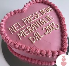 a heart shaped cake with the words nel presere merangie dal 2009 on it