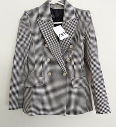 BRAND NEW WITH TAGS. NEVER WORN. SOLD OUT AT ZARA A wardrobe staple in classic black and white checkered blazer in Balmain-inspired design with 6 light gold buttons. LONG SLEEVE TAILORED BLAZER WITH A LAPEL COLLAR AND SHOULDER PADS . FEATURING FRONT FLAP POCKETS , A BACK VENT AND FRONT DOUBLE-BREASTED FASTENING WITH METALLIC BUTTONS OUTER SHELL 100% cotton LINING100% acetate2052/371 zara Measurements S: pit-to-pit: 17.5" waist:15.5" length: 25" M: pit-to-pit: 18.5" waist:16.5" length: 25.5" L: p Classic Double-breasted Houndstooth Blazer, Classic Houndstooth Blazer For Office, Classic Houndstooth Office Blazer, Double-breasted Houndstooth Blazer, Elegant Plaid Blazer With Double Button Closure, Classic Houndstooth Blazer For Office Wear, Double-breasted Plaid Blazer With Double Button Closure, Formal Double-breasted Houndstooth Blazer, Elegant Plaid Blazer With Buttons