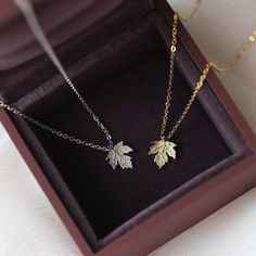 Maple Leaf Necklace, Pretty Jewelry Necklaces, Magical Jewelry, Classy Jewelry, Fancy Jewellery, Fancy Jewelry, Hand Jewelry, Fantasy Jewelry