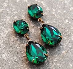 Emerald Green Earrings Swarovski Crystal Rhinestone Earrings Post or Clip on Tear Drop Earrings Duchess Hourglass Mashugana $46.50 Hourglass Earrings, Earrings Outfit, Emerald Green Earrings, Swarovski Crystal Jewelry, Gold Earrings Designs, Swarovski Crystal Earrings, Swarovski Earrings, Green Earrings