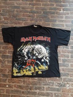 chemise vintage Iron Maiden de 1982 numéro de la bête très rare taille XL mais ressemble plus à un L Iron Maiden Shirt Outfit, Iron Maiden Tour, Iron Maiden Device, Iron Maiden Cd, Vintage Iron Maiden Shirt, Iron Maiden, Favorite Outfit, Graphic Tees, Gender Neutral