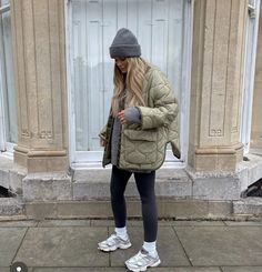 Winter Outfits Blundstone, Hailey Bieber Snow Outfit, Fall Outfits Blundstone, Blundstone Winter Outfit, Zoe Sugg Winter Outfits, Winter Hiking Outfit, Postpartum Style, Outfit Outdoor, Snow Day Outfit