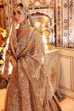 Scallop Dupatta Bridal, Gold Indian Outfit, Gold Bridal Lehenga, Golden Bridal Lehenga, Pakistani Nikkah, Wedding Lehngas, Pakistani Bridal Couture, Bridal Mehndi Dresses, Nikah Dress