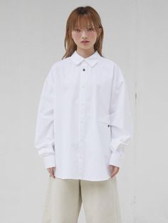 Composition : COTTON 100Color : WHITECountry of Origin : Republic of Korea Modern Oversized White Blouse, White Spread Collar Top For Work, Classic White Oversized Shirt, White Relaxed Fit Top For Work, White Relaxed Fit Top With Spread Collar, Modern White Blouse Relaxed Fit, Modern White Blouse, Relaxed Fit, Modern White Button-up Shirt, White Modern Shirt With Relaxed Fit