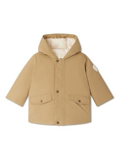 sand beige recycled polyamide appliqué logo front press-stud fastening classic hood two front flap pockets long sleeves straight hem Winter Cotton Raincoat With Detachable Hood, Beige Cotton Outerwear With Fleece Lining, Casual Khaki Parka With Double-lined Hood, Spring Khaki Parka With Double-lined Hood, Beige Cotton Outerwear With Double-lined Hood, Beige Parka With Double-lined Hood, Brown Cotton Outerwear With Double-lined Hood, Beige Nylon Outerwear With Double-lined Hood, Dress With Jean Jacket