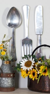 there are flowers and spoons on the shelf