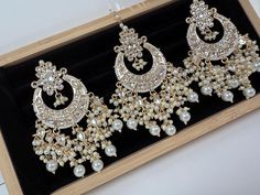 A Gold-Plated Maang Tikka adorned with simulated kundans and lustrous pearl beads.  Designer Kundan Earring Maang Tikka Set. Luxury Kundan Tikka For Celebration, Luxury Silver Tikka For Diwali, Luxury Hand-set Silver Tikka, Bridal Maang Tikka, Maang Tikka Set, Chain Headpiece, Hair Chains, Chandbali Earrings, Maang Tikka