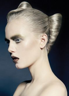 Slick Gold Eyebrows, Beauty Editorial Makeup, Eyebrow Styles, Eyebrows Makeup, Extreme Makeup, Roller Set, Beauty Shoot, Editorial Makeup