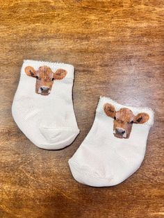 Need a baby announcement Western prompt that can also be use later? or a baby cute western baby shower gift? or just want them for your own sweet baby ❤️? These are perfect! 1 pair of white cow baby socks  Available in sizes:   0-6 months 6-12 months  12-24 months Western Baby Boy, Western Baby Clothes, Baby Bank, Western Baby, Cowboy Baby, Western Babies, White Cow, Baby Cowboy