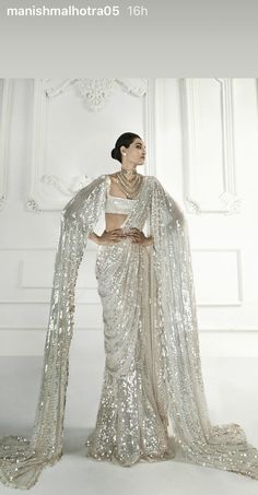 Reception Sari Bridal, Shadi Outfits, Indian Sari Dress, Modern Saree, Draping Fashion, Traditional Indian Outfits, Manish Malhotra