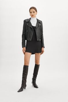 Classique, audacieuse et ô combien flatteuse, la veste moto Donna est la pièce de résistance que votre garde-robe attendait. Avec ses revers pointus, ses fermetures à glissière au niveau des manches, sa fermeture avant asymétrique et sa coupe impeccable, cette veste emblématique conférera un attrait vintage à n'importe quel ensemble. Fabriquée avec du cuir de première qualité qui ne fera qu'embellir avec l'âge, la Donna vous accompagnera partout pendant de nombreuses années à venir. Leather Biker Jacket, Leather Motorcycle Jacket, Classic Leather, Biker Jacket, Over Knee Boot, Classic Black, Motorcycle Jacket, Wardrobe Staples, Zip Pockets