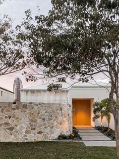 Front door using Knotwood's 100mm cladding boards in Silver Wattle. White Weatherboard House, Limestone Cladding, Greenwich House, Front Fence, Front Garden Design, Mcm House, Door Design Modern, Stone Cladding