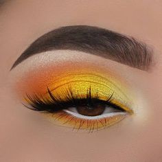 Makeup Verde, Halloween Makeup Clown, Yellow Eye Makeup, Halloween Make-up Looks, Make Up Designs, Eye Makeup Images, Yellow Makeup, Yellow Eyeshadow