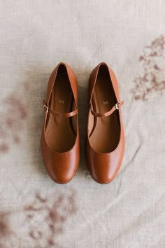 Style Ballet Flats, Shoes Retro, Womens Mary Janes, Stunning Shoes, Brown Shoes, Womens Wedding Shoes, Jairzinho, Genuine Leather Shoes, Bride Shoes