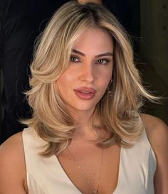 Center-Parted Midi Cut with Layered Ends Center Part Hairstyles Medium, Collarbone Haircut With Layers, Layered Bob Hairstyles Shoulder Length, Medium Length Hair With Layers Wavy, Blonde Haircuts Short, Midi Haircut, Layered Ends, Short Blond Hair, Midi Hair