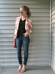 21 SUMMER WEEKEND OUTFIT IDEAS floral blazer + distressed jeans + metallic sandals Play Closet, Outfit Ideas Floral, Summer Weekend Outfit, Weekend Outfit Ideas, Date Night Outfit Summer, Cute Outfits With Jeans, Size 12 Women, Vintage Clothes Women, Long Sleeve Evening Dresses